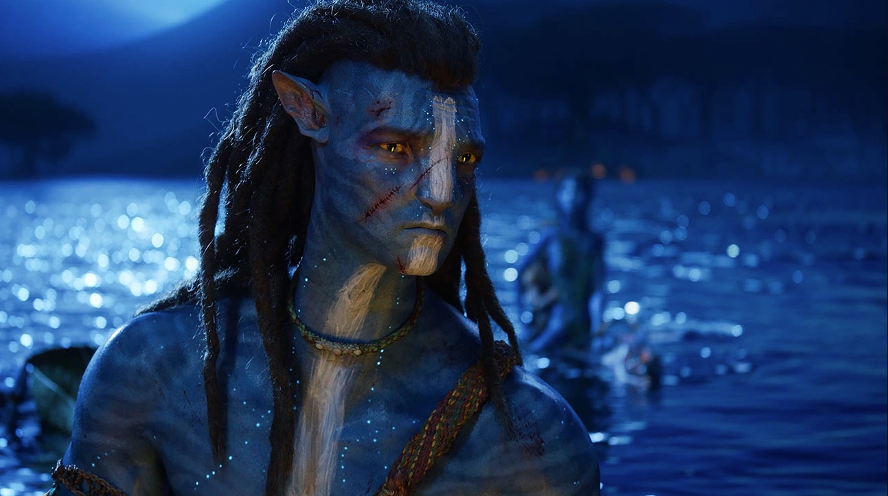 Na'Vi version of jake Sully sitting in the moonlight looking sad, heavily scarred from battle. With another blurred na'Vi in the background 