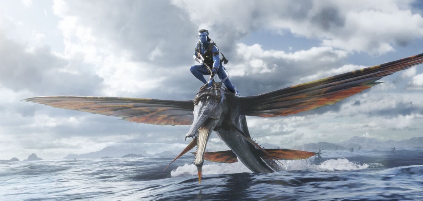 Jake SUlly as a anvi riding a giant flying fish monster. he is holding a pulse rifle.